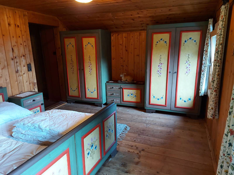 Traditionelles Holz-Schlafzimmer