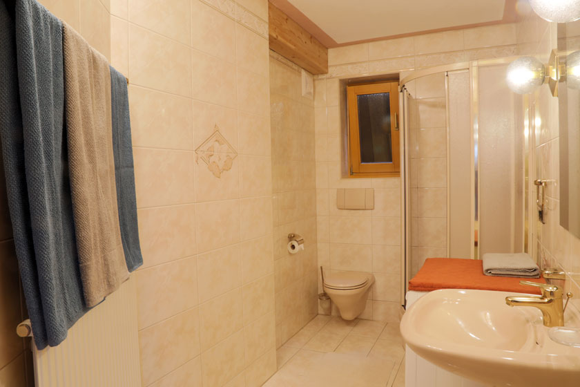 Luxuriöses Bad mit Dusche und WC