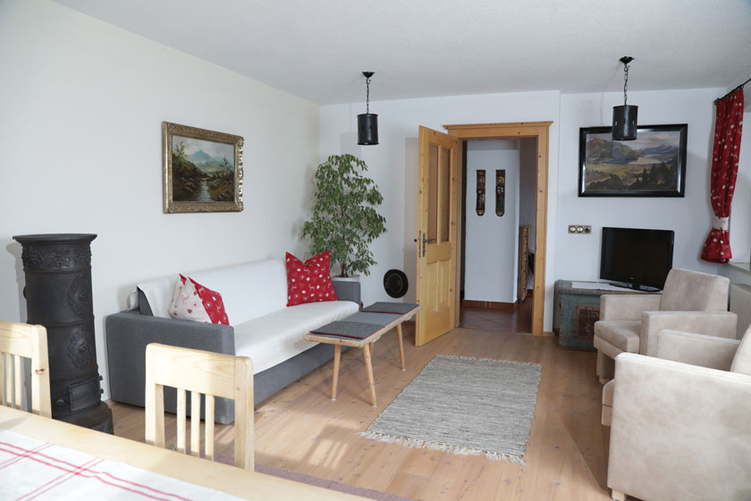 Perspektive Eingang Wohnraum mit hochwertigem Schlafsofa