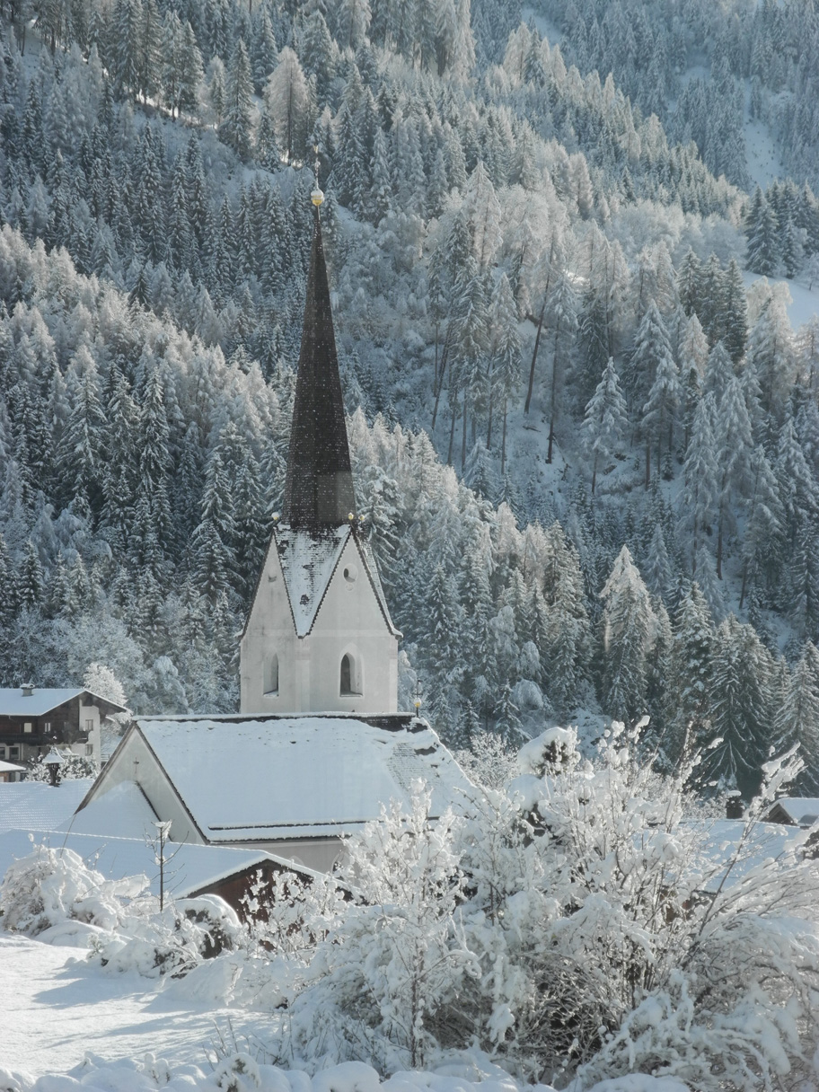 Verschneite Sankt Nikolaus Kirche in Thurn